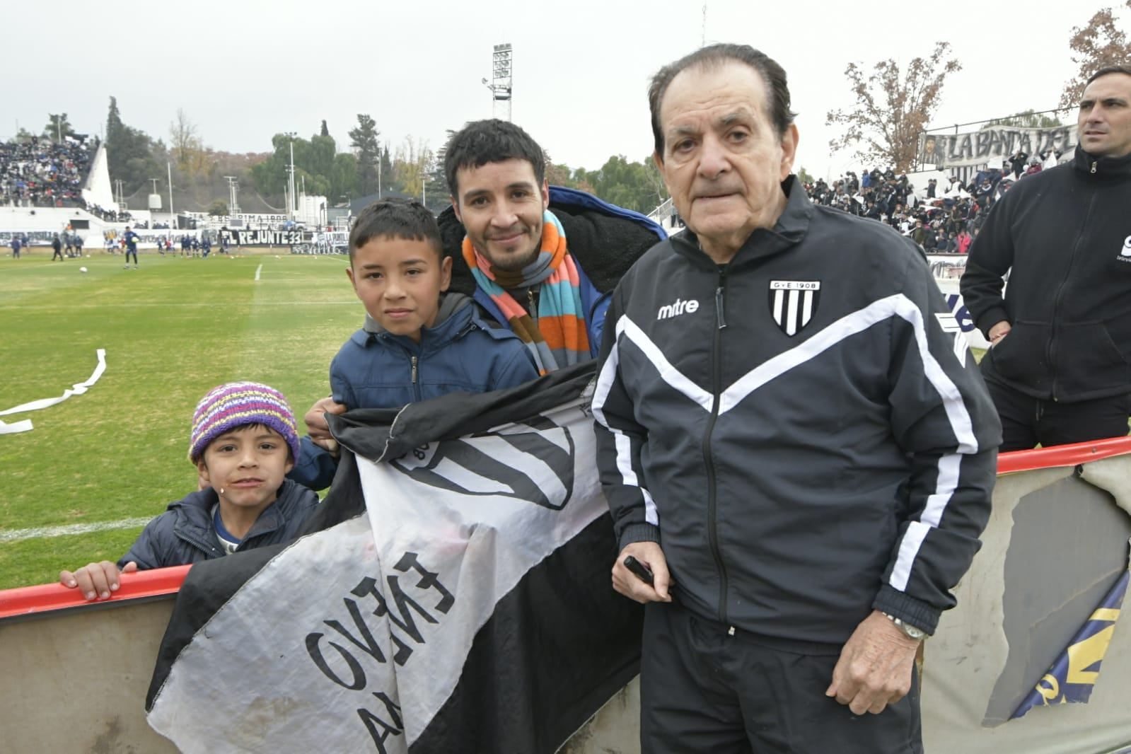 El Maestro Víctor Legrotaglie, recibió el cariño de su gente. Idolo del fútbol argenitno. / Foto: Orlando Pelichotti (Los Andes).