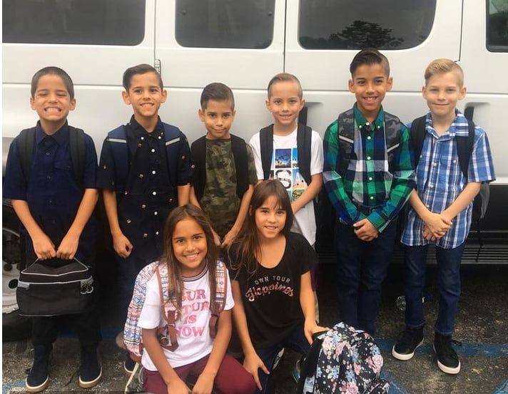 Los octillizos preparados para ir a la escuela