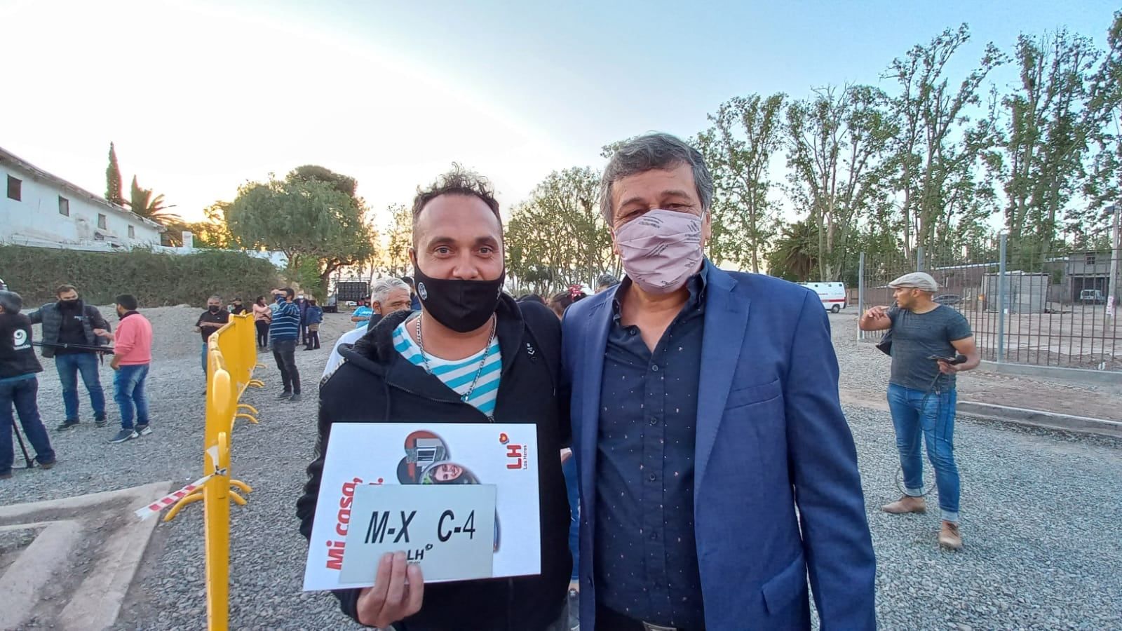 El intendente de Las Heras, Daniel Orozco, con uno de los beneficiarios del plan de vivienda Mi Casa Mi Vida.
