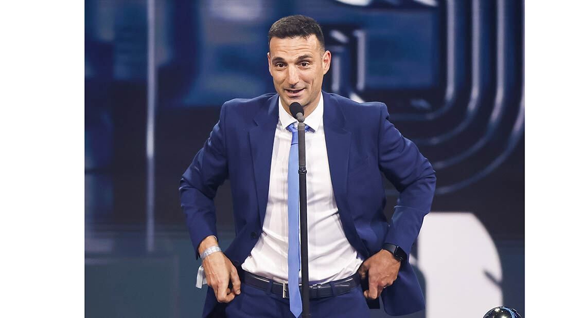 Paris (France), 27/02/2023.- Head coach of Argentinian National Team Lionel Scaloni with his the Best FIFA Men's Coach on stage during the The Best FIFA Football Awards 2022 ceremony in Paris, France, 27 February 2023. (Francia) EFE/EPA/YOAN VALAT