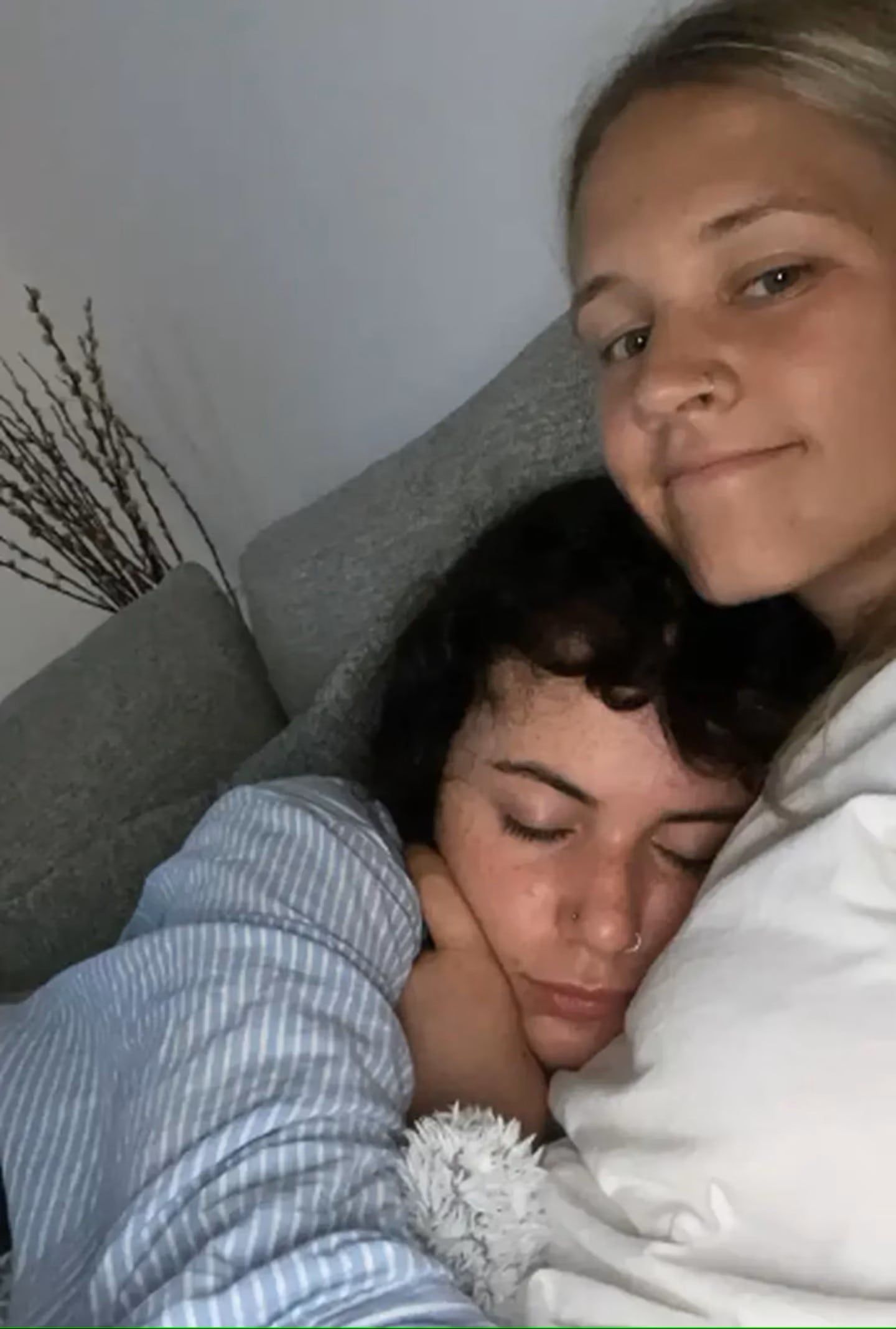 Meg Stone, su pareja, acompaña a Bella en su condición: "Es como un fantasma". Foto: Kennedy News.