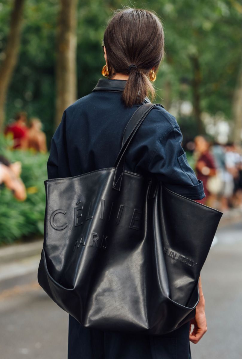 Así como el 2023 fue la era de las mini bags, las predicciones de los beauty gurús, a partir de lo que se luce en las calles, es que el 2024 se viene con un giro de 180° en cuanto a las carteras.