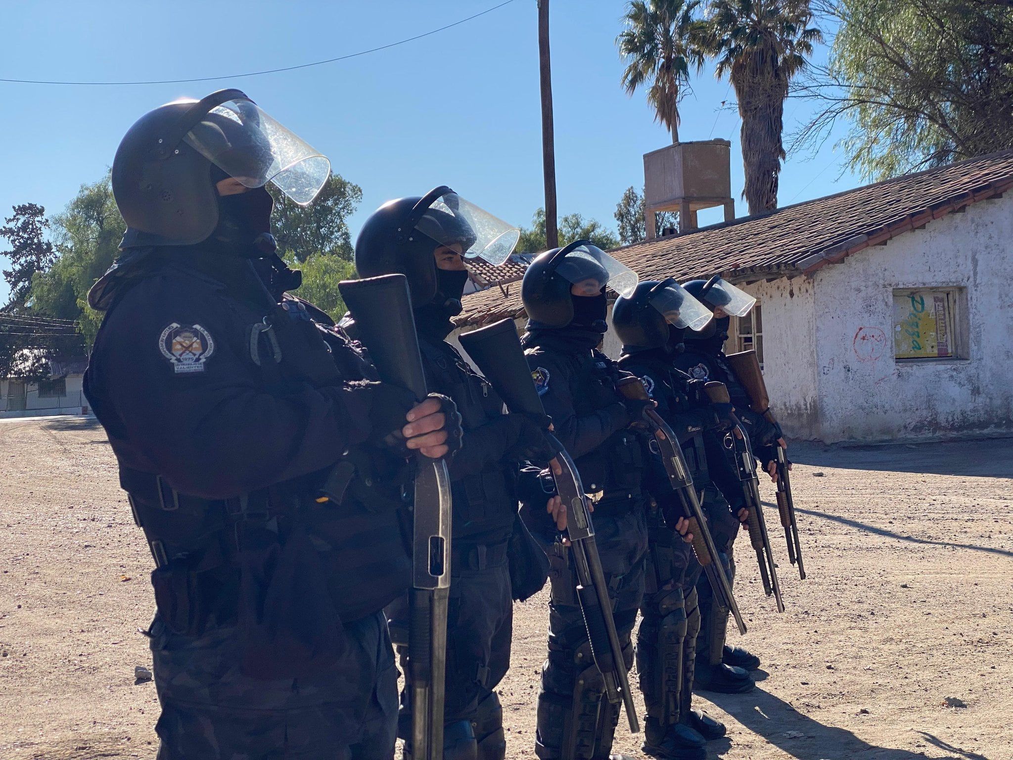 Prohibieron el ingreso de 60 hinchas de Almirante Brown por transportar armas y drogas. Foto: Ministerio de Seguridad.