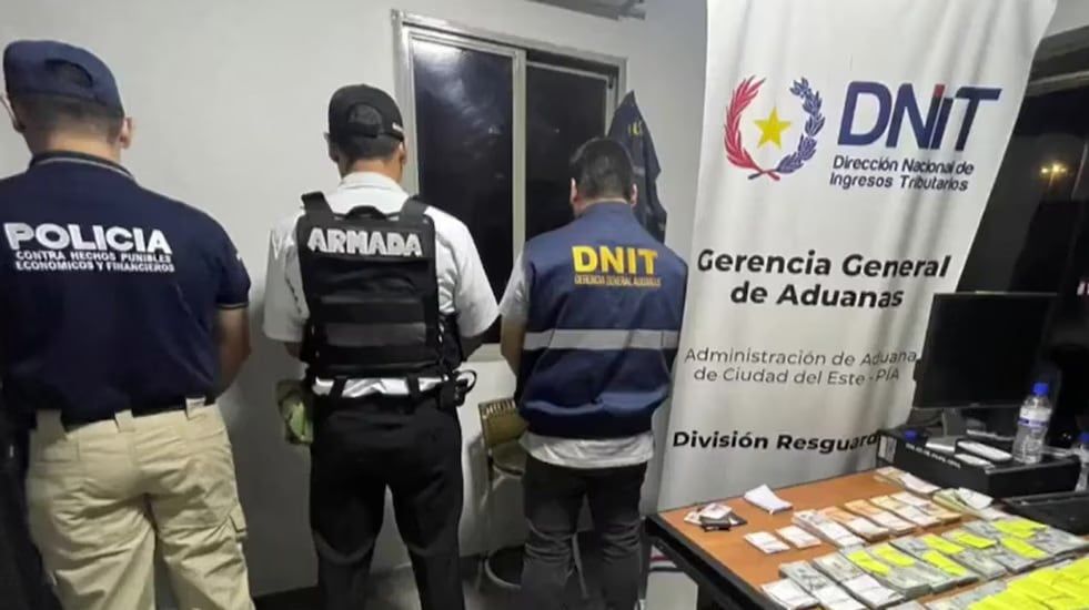 El senador peronista Edgardo Kueider quiso cruzar a Paraguay con USD 200.000 sin declarar y lo detuvieron (Gentileza)