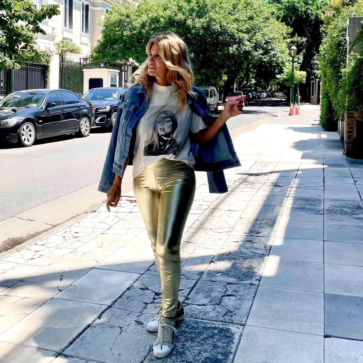 Flavia Palmiero comparte su look canchero con leggins rojos de cuero ecológico