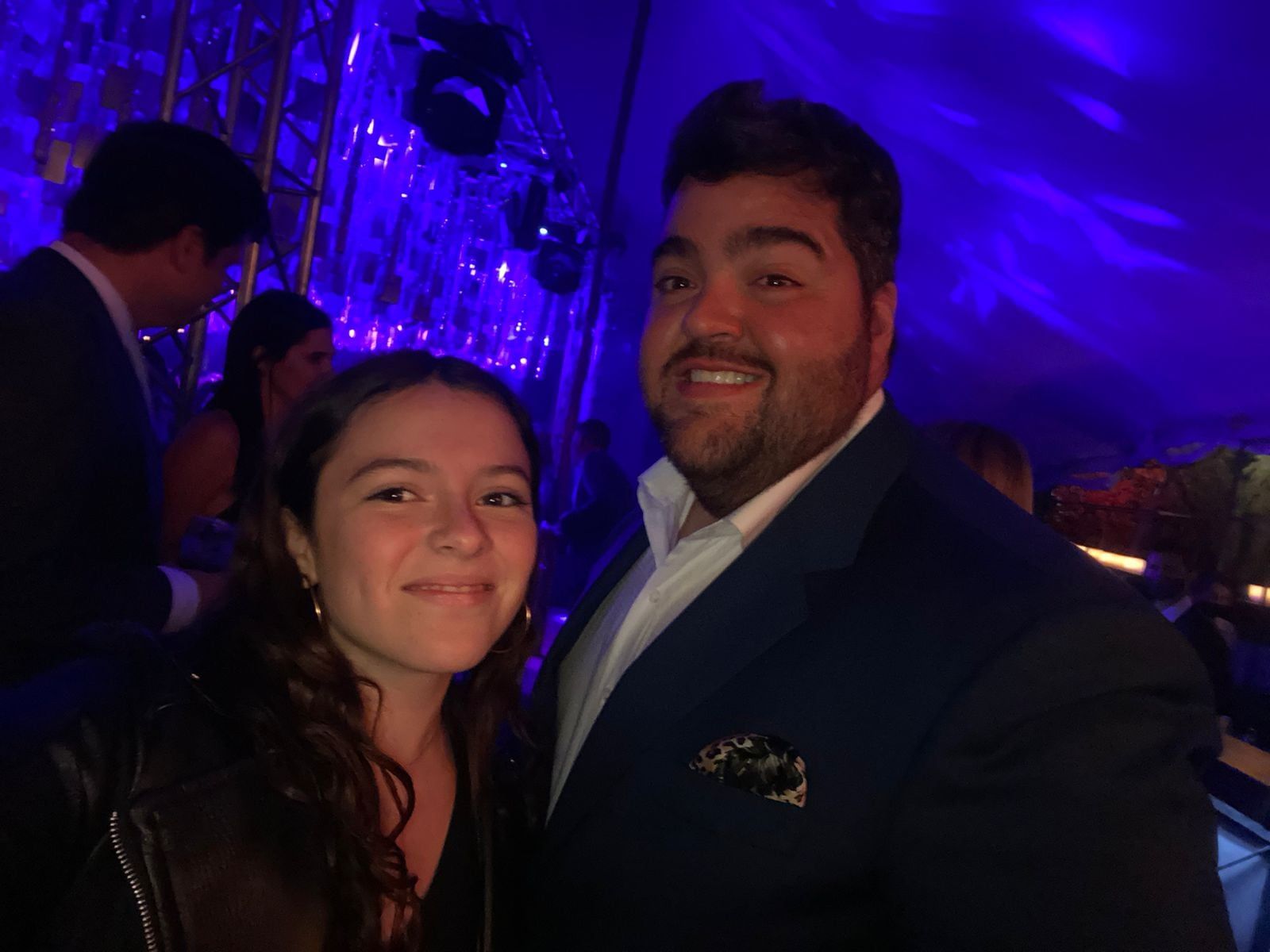 Darío Barassi y Emilia, una fanática suya en Mendoza. El conductor se mostró muy buena onda en la fiesta. (Gentileza)