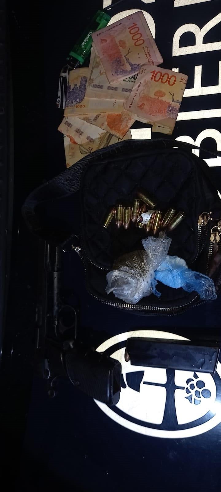 La mujer poseía una pistola 9 mm con 10 balas y dos envoltorios con drogas. Foto: Fuentes Policiales.