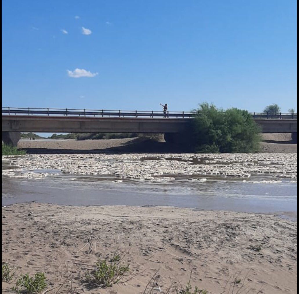 Impactantes fotos del río seco en Lavalle hace unos años y el mismo paisaje hoy, con la vuelta del agua. Foto: Gentileza
