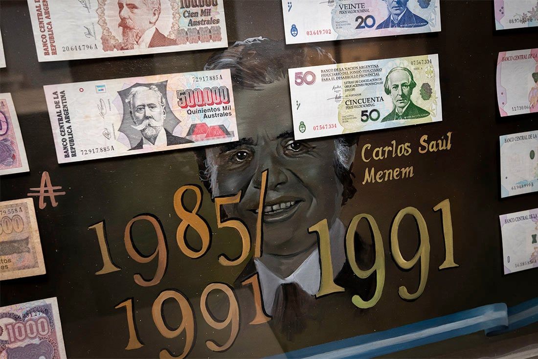 La pintora de Florencia Aise, fue contratada por el coleccionista mendocino Oscar Caseres y pintó un cuadro basado en la historia de la moneda argentina a través de los años.Foto: Ignacio Blanco / Los Andes