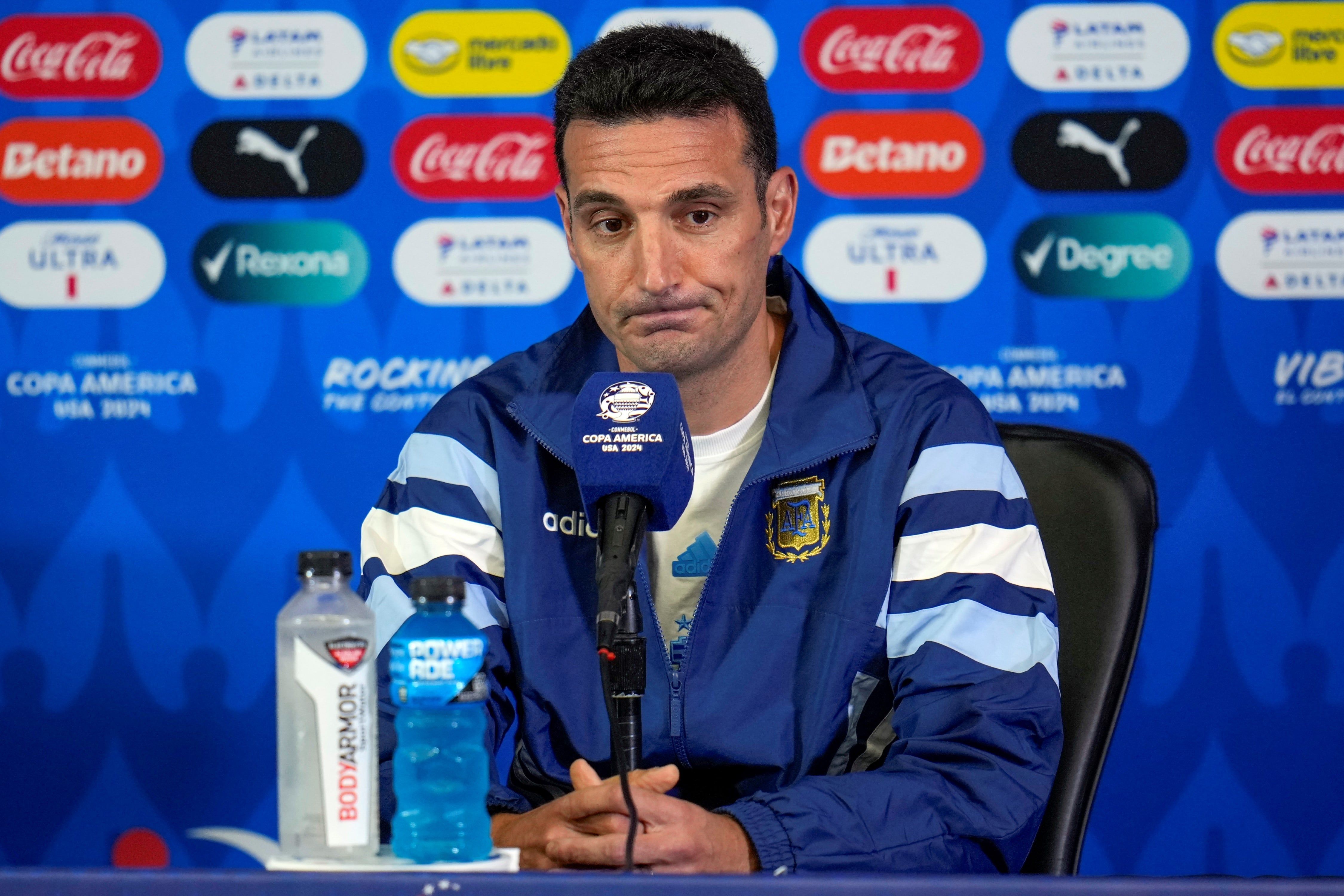 Scaloni en conferencia de prensa (AP)