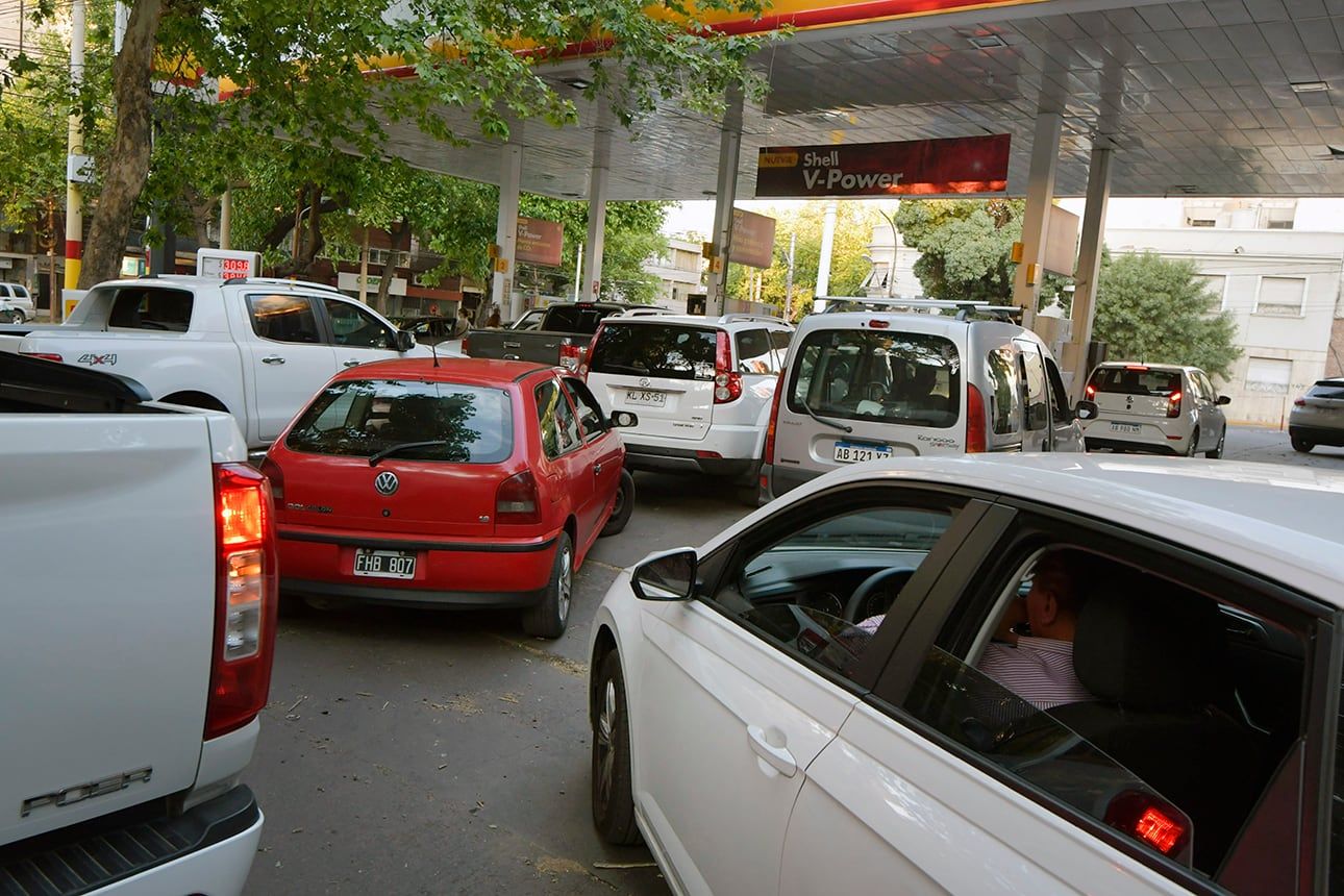 Largas filas en varias estaciones por desabastecimiento. Varios mendocinos no pueden cargar combustible. Foto: Orlando Pelichotti