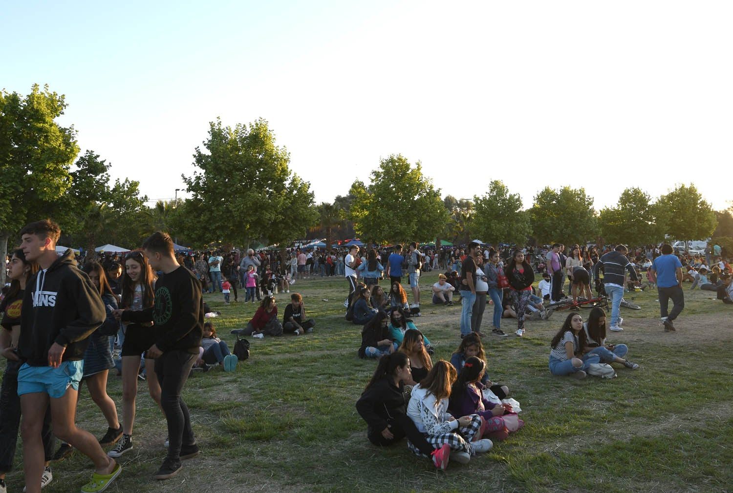 Volvieron los kioscos estudiantiles a Maipú. Los estudiantes de 4to y 5to año de la secundaria tuvieron la oportunidad de realizar nuevamente los tradicionales kioscos con muñecos en el Parque Metropolitano del departamento. Foto Marcelo Rolland / Los Andes