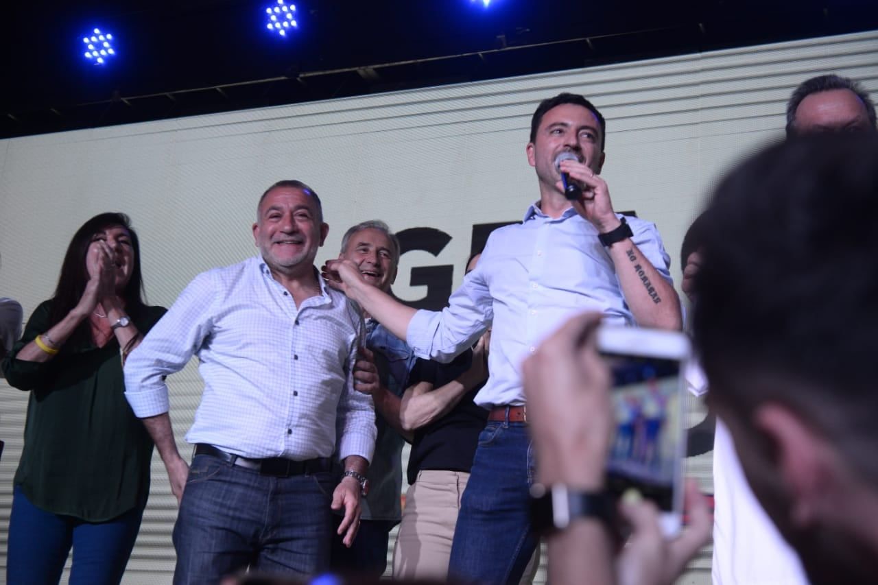 El festejo de Rodrigo De Loredo con Luis Juez, ambos de JxC (Gentileza / La Voz)