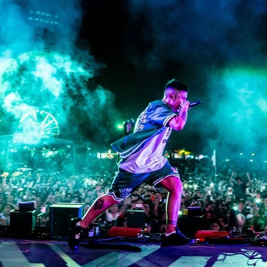 Duki paró su show para hablar con los fans.