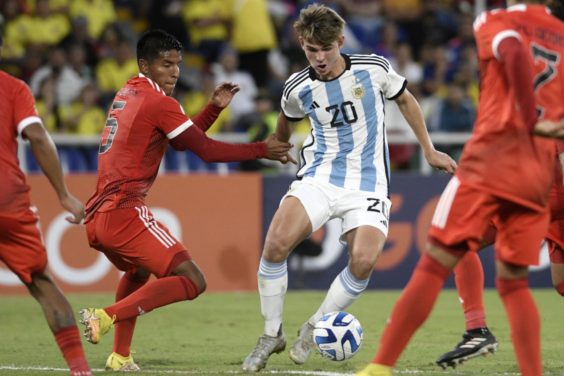 El joven mediocampista puede sumarse a la lista de argentinos campeones de Champions.