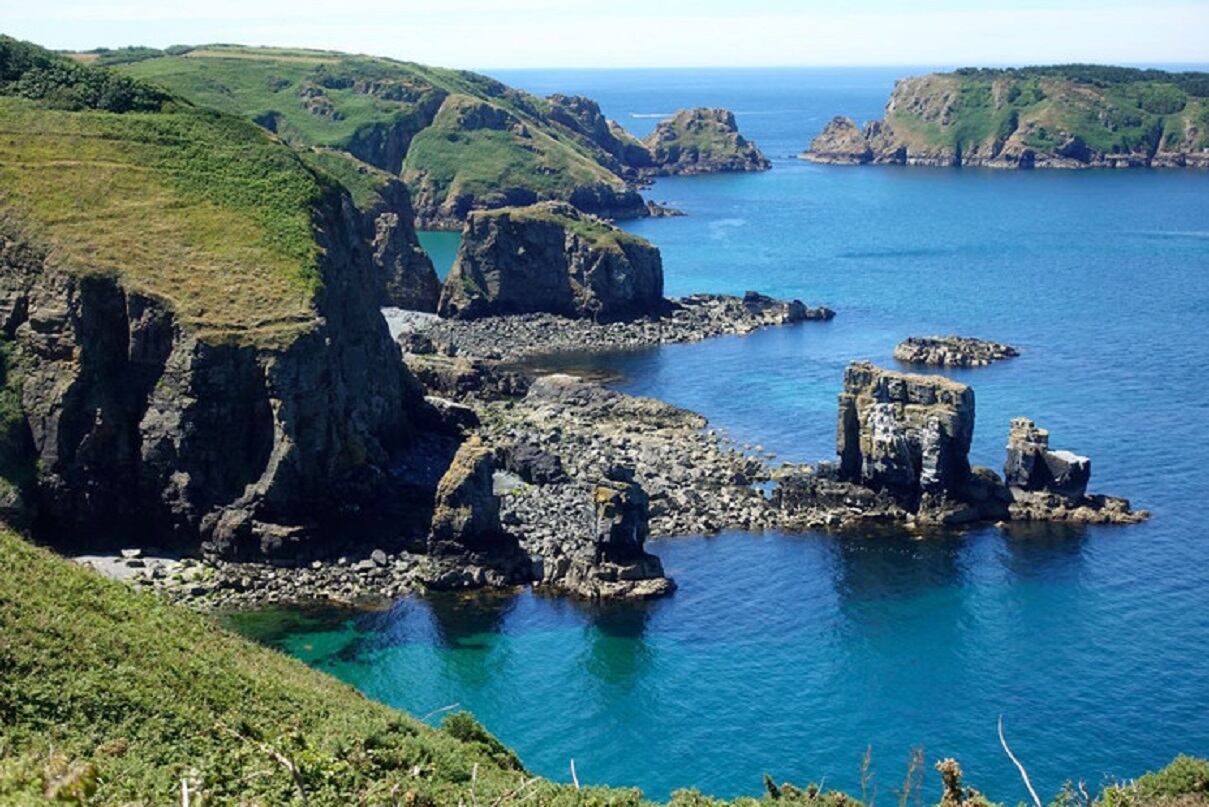 La isla de Sark es un paraíso de clima templado. Se habla inglés. /
