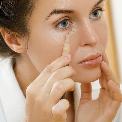 Un elemento clave en cualquier neceser de maquillaje es el corrector de ojeras. No solo cubre e ilumina la parte oscura debajo de los ojos, sino también, sirve para tapar manchitas, granos o despigmentaciones en el rostro que no nos agraden.