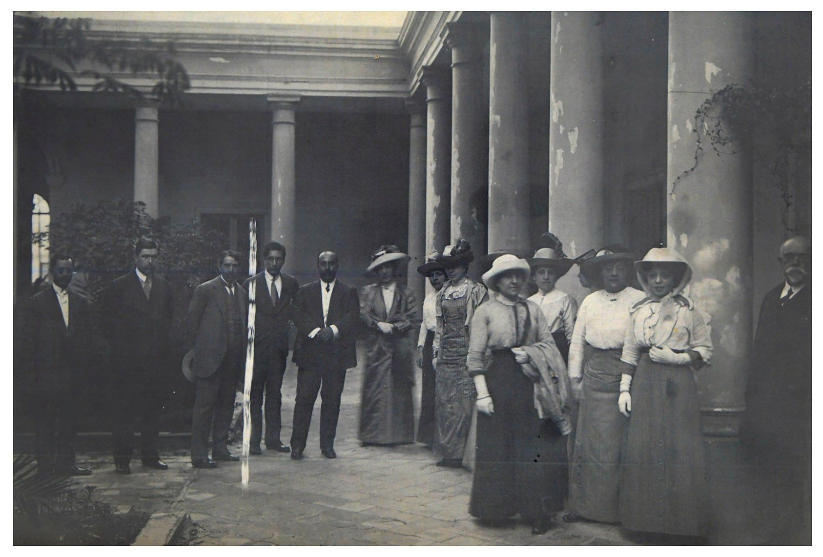 Antigua fotografía en el interior de la Escuela Normal, en la foto el interior donde se ven a las maestras Mary Olive Morse y Margaret Louise Collord (a la derecha), al centro Francisco Pascasio Moreno. Foto: Archivo General de Mendoza.

