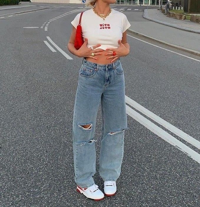 Si buscas un look más cómodo pero lindo a la vez, combinar la baby tee con un pantalón tiro alto es una excelente opción.