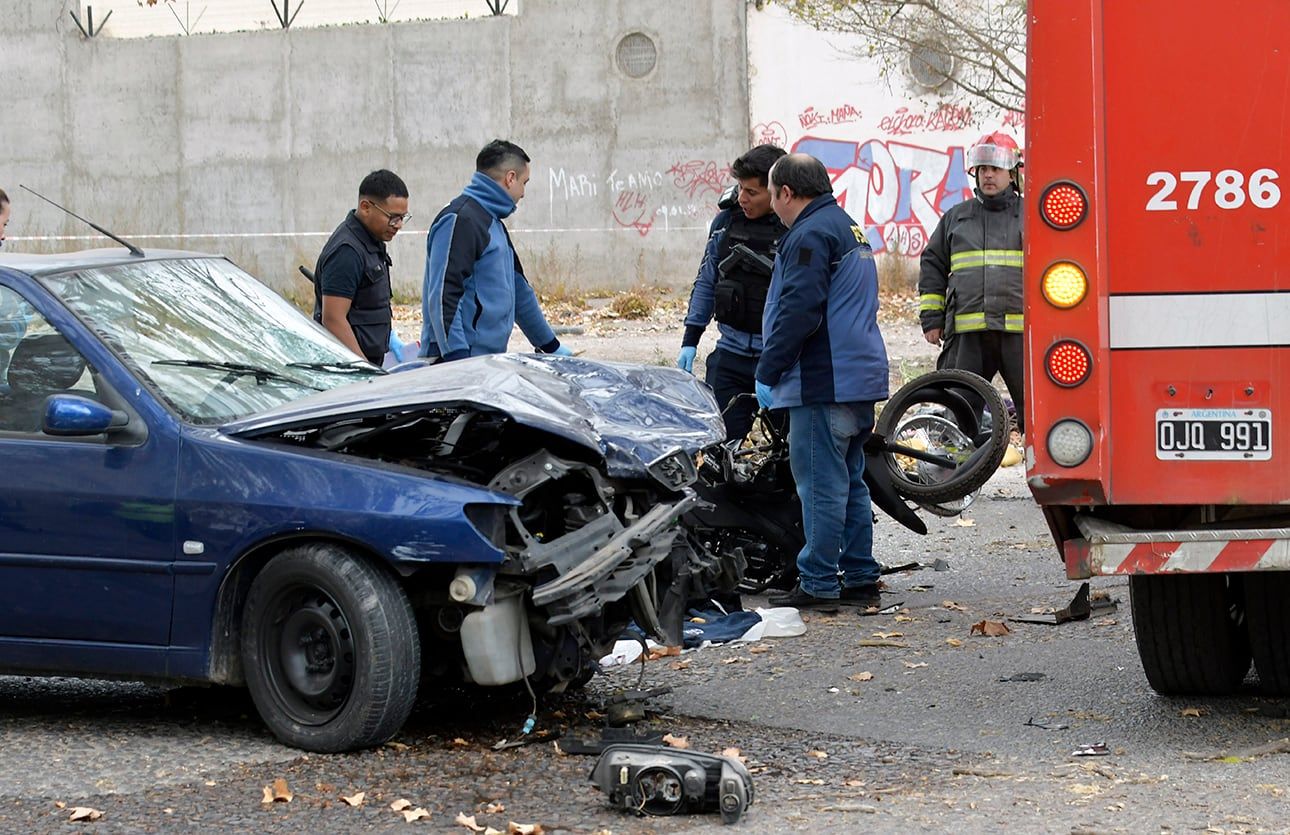 El accidente se produjo esta mañana en la esquina de Olascoaga y Moyano -a una cuadra de la cancha de Huracán Las Heras- con el saldo de dos muertosFoto: Orlando Pelichotti