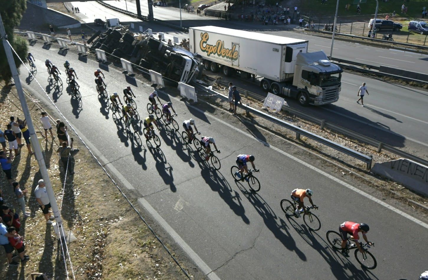 La Vuelta, una pasión para cientos de mendocinos. / Orlando Pelichotti