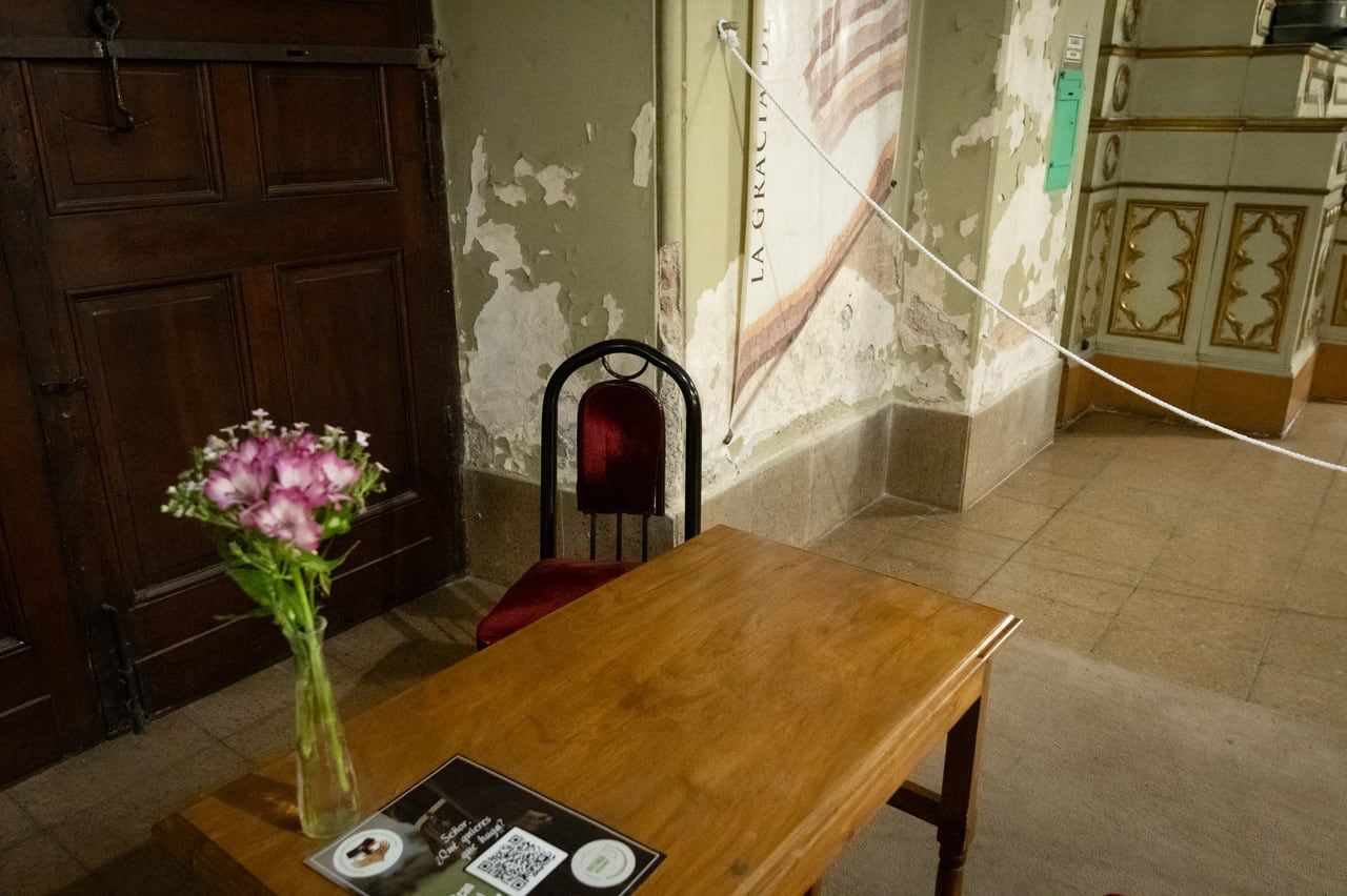 Las paredes interiores de la vistosa iglesia muestran los efectos de la humedad. | Foto: Ignacio Blanco / Los Andes 


