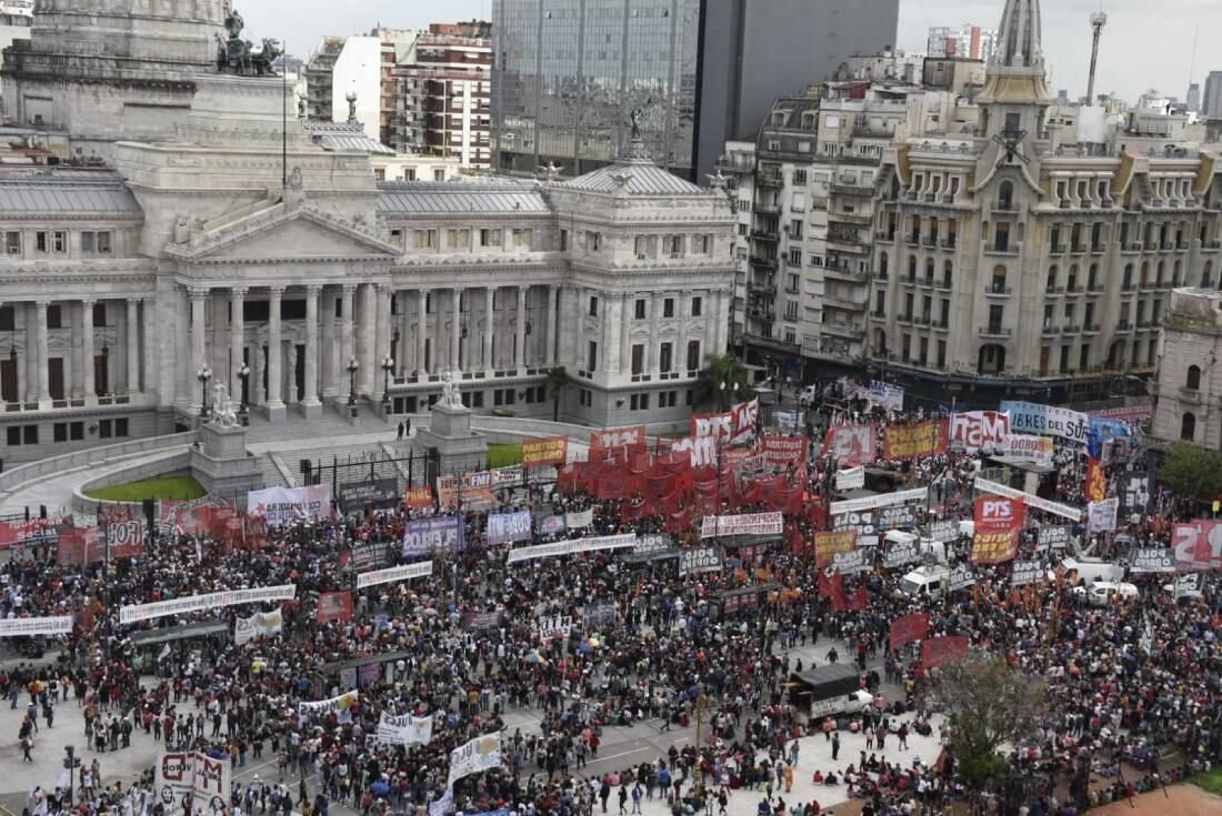 Miles de militantes de izquierda se concentraron este jueves frente al Congreso para rechazar la refinanciación de la deuda. Foto: Frente de izquierda
