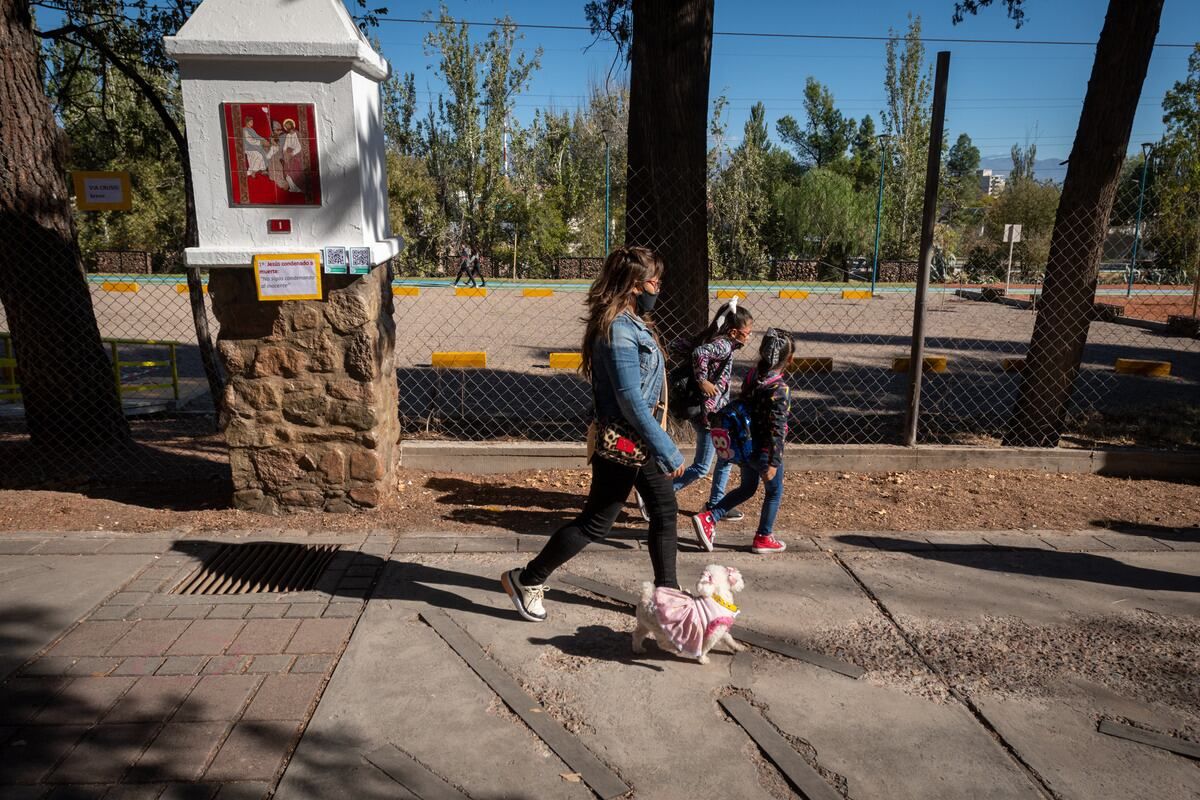 Vuelven los Vía Crucis presenciales al Calvario de Mendoza Después de dos años, los fieles podrán presenciar el Vía Crucis, una de las ceremonias más populares en la que miles de personas salen a las calles para evocar el recorrido de Jesús previo a su muerte. Arzobispo Marcelo Colombo Foto: Ignacio Blanco / Los Andes  
