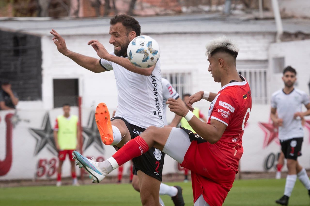 El Deportivo Maipú le ganó a Estudiantes de Buenos Aires por la Zona B fecha 29 de la Primera Nacional con un doblete de Ezequiel Almirón y sigue a tiro del líder Chacarita Juniors  Foto: Ignacio Blanco / Los Andes  
