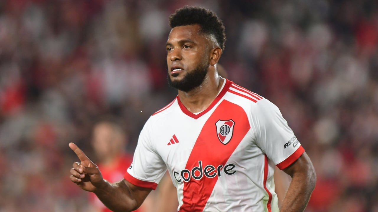 Miguel Borja se encuentra de vacaciones en Colombia y, antes de regresar a nuestro país sorprendió a los niños de su pueblo.