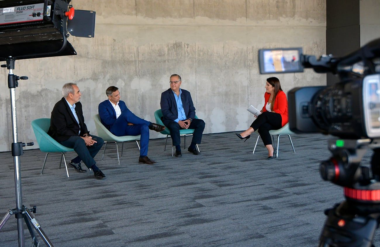 En este tercer bloque sobre el agua participaron: Alejandro Gennari (Ingeniero agrónomo y Doctor en economía), Santiago Ruiz (Investigador a cargo del Centro Regional Andino del INA) y Nicolás González del Solar (Doctor en derecho especializado en recursos hídricos). / Foto : Orlando Pelichotti