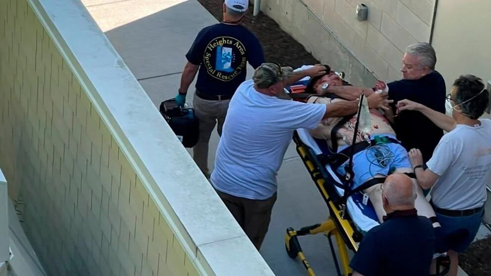 Atacó al reconocido escritor Rushdie.