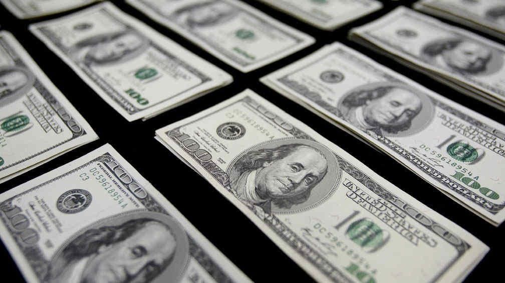 Obtener dólares en la bolsa puede significar un ahorro importante si se lo compara con el "blue"