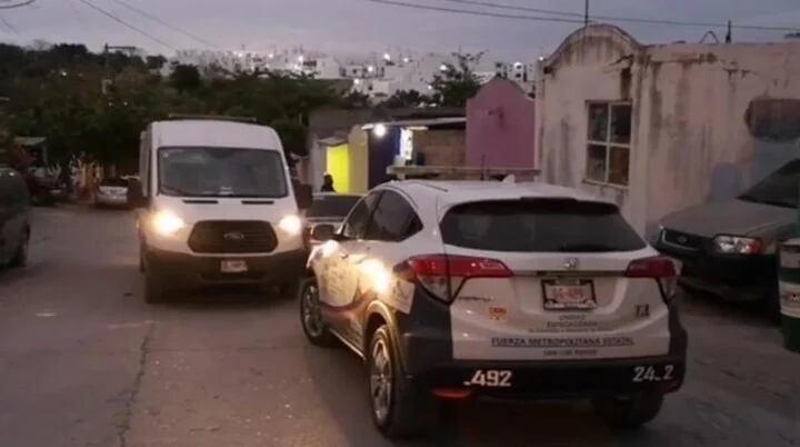 Desesperada, la mujer tomó a su bebé porque temía por su vida.