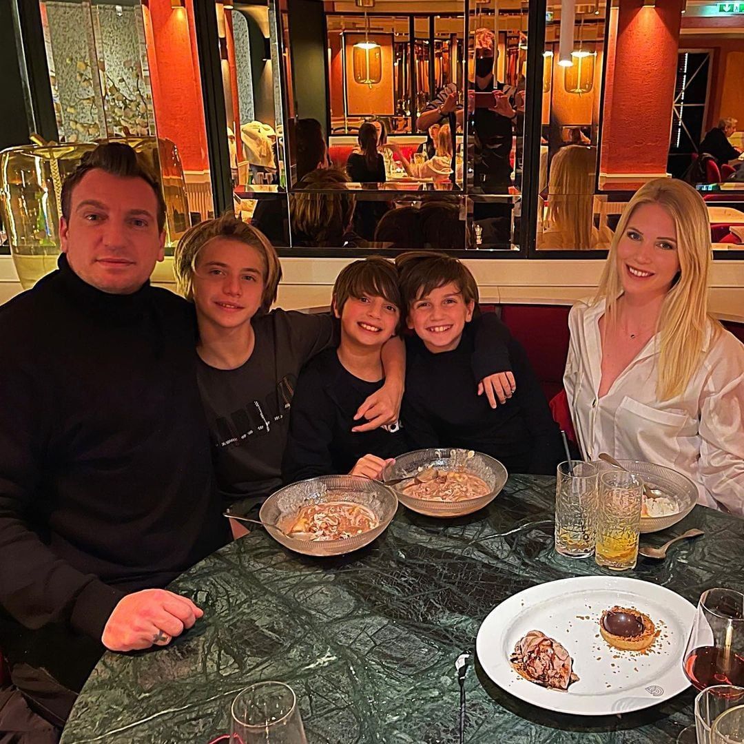 Maxi López junto a su pareja y sus hijos.