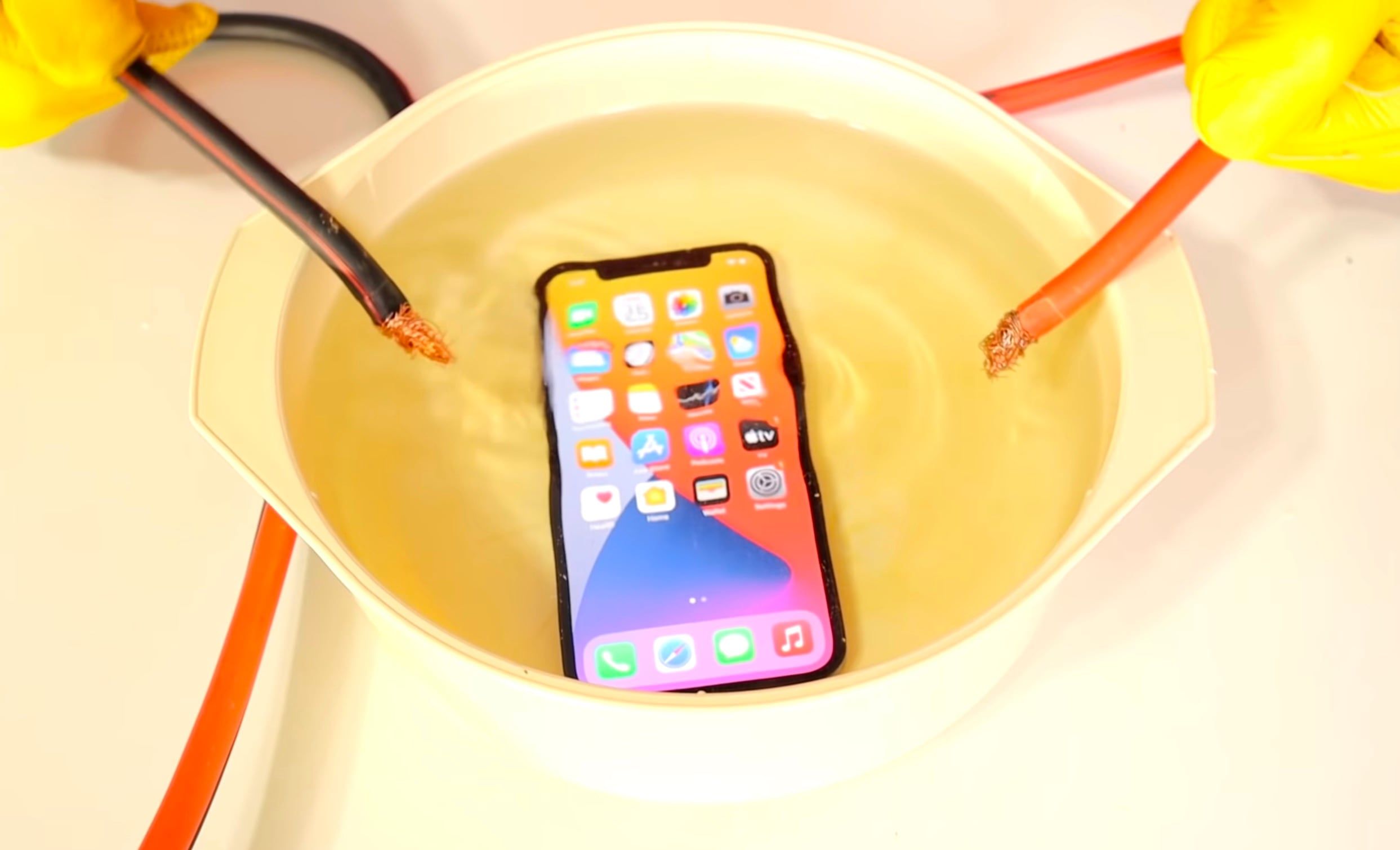 Dos hermanos youtubers sometieron a pruebas extremas al iPhone 12 Pro.