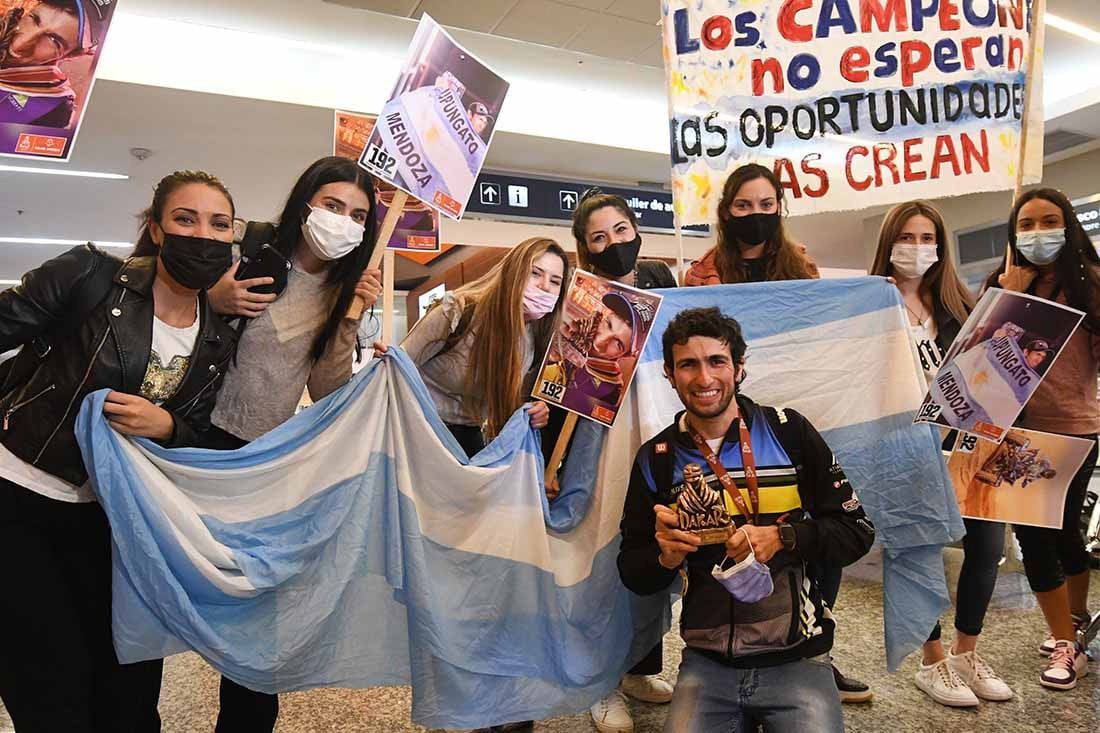 Llega al aeropuerto de Mendoza, Francisco Moreno quien participó en el Rally Dakar de Arabia Saudita 2022,  obteniendo el 2do puesto en la general en categoría  cuatriciclo. Familiares y amigos llegaron a la terminal aerea con carteles y banderas para recibir a Francisco. Foto: José Gutierrez / Los Andes