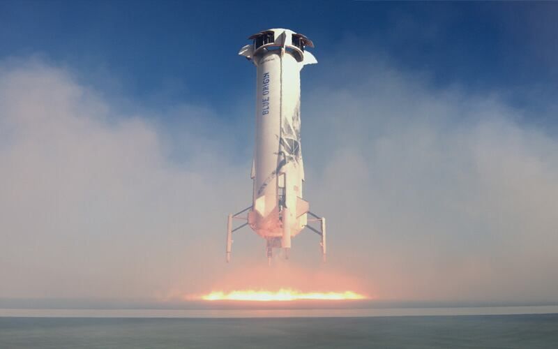 New Shepard tiene cinco pisos de altura y está diseñado para lanzar una cápsula de tripulación a 340.000 pies del cielo hacia el borde del espacio. -