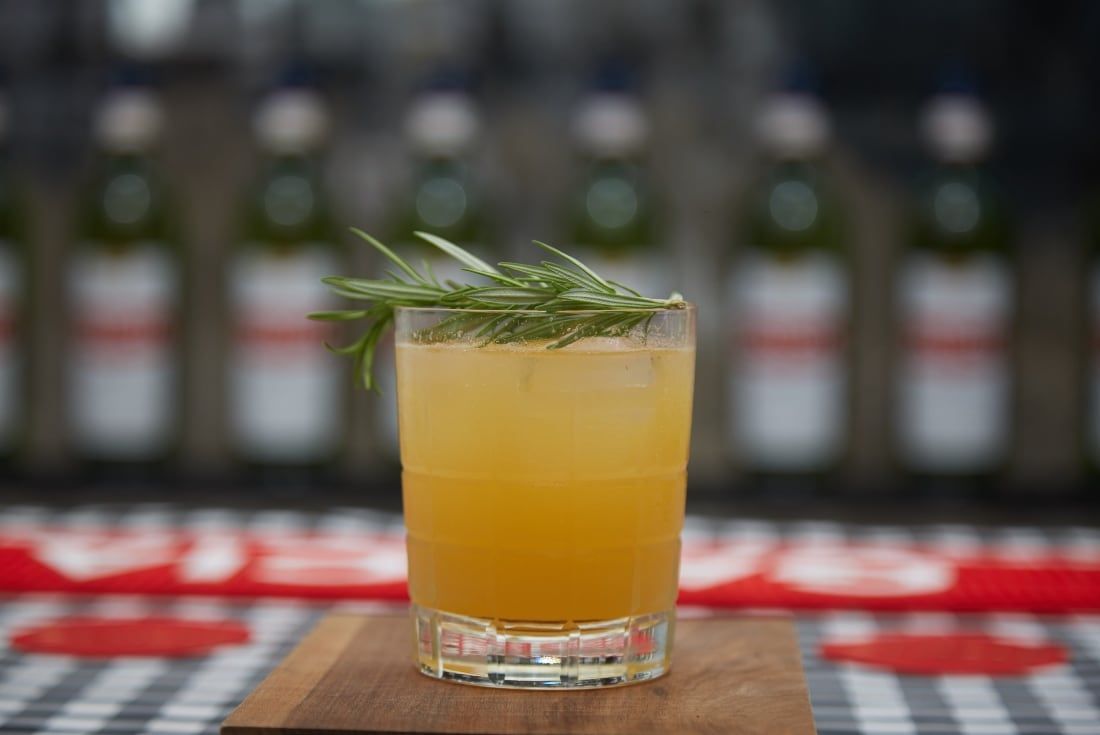 Luna de Miel: Americano Gancia, jugo de durazno, jugo de limón, almíbar, rama de tomillo.