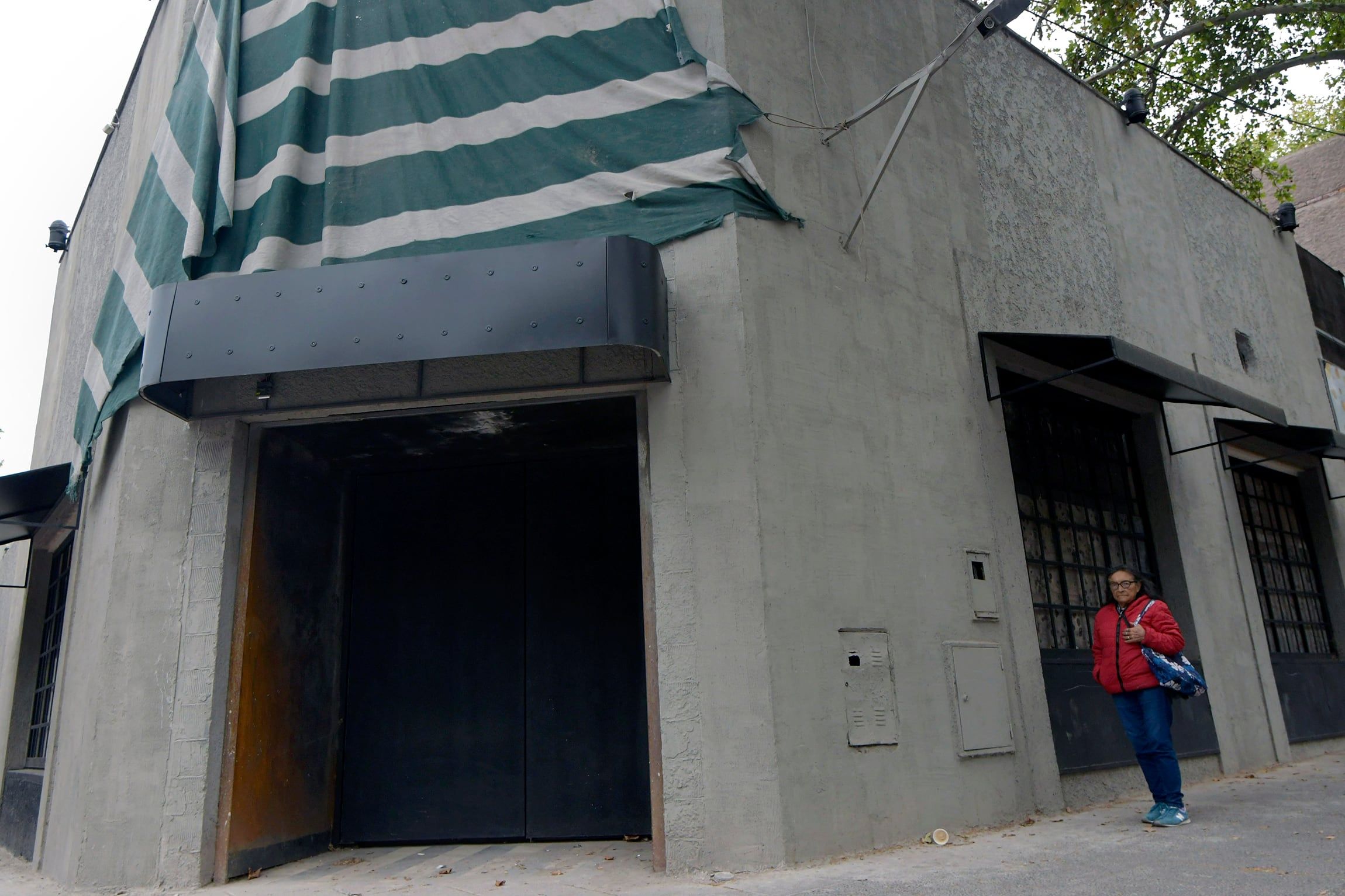 Ex boliche Saudades Trabajan en el interior del edificio en la esquina Julián Barraquero y avenida San Martín   .Foto: Orlando Pelichotti
