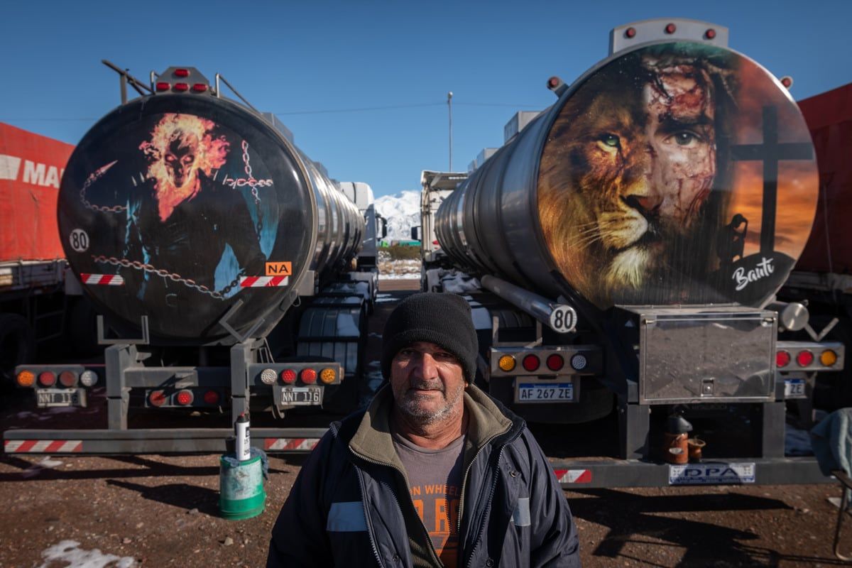 Camiones en la zona de la refinería, Lujan de Cuyo. El Sistema Integrado Cristo Redentor se encuentra cerrado debido a las malas condiciones climáticas y a la aculturación de nieve en la ruta internacional 7 a la altura de la Curva de la Soberanía y Las Cuevas 
Wilfredo Ortega esperando a que abran el paso a Chile
Foto: Ignacio Blanco / Los Andes  

