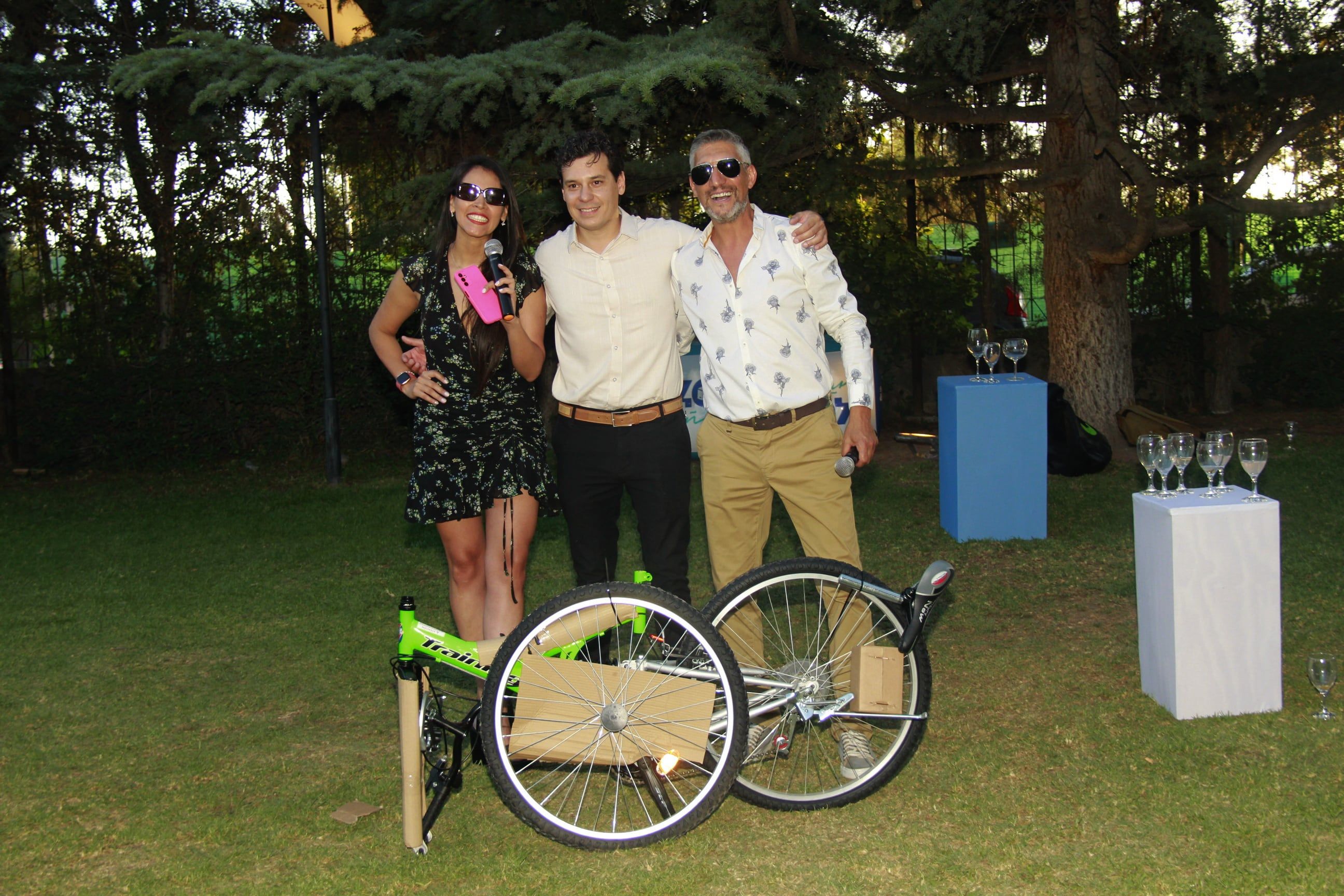 Vanesa Zuñiga y Ariel Clavero junto al ganador de la primera bicicleta.