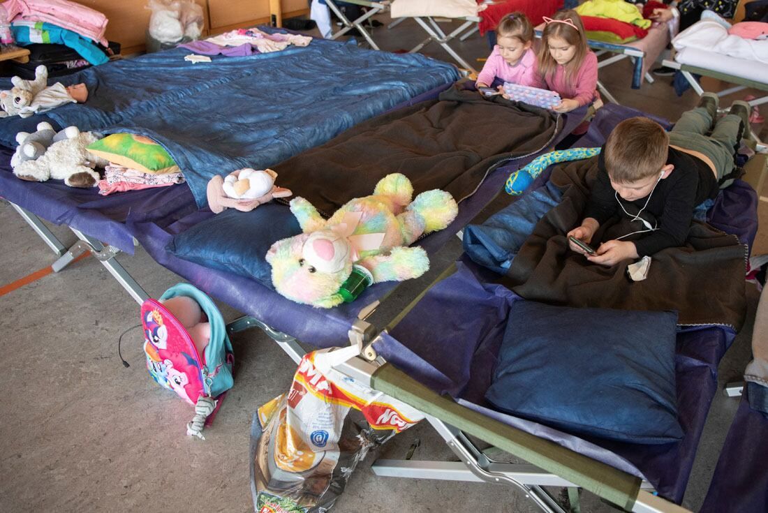 Niños refugiados de Ucrania en el refugio de emergencia en Bad Kreuznach, Alemania (Boris Roessler/dpa via AP)