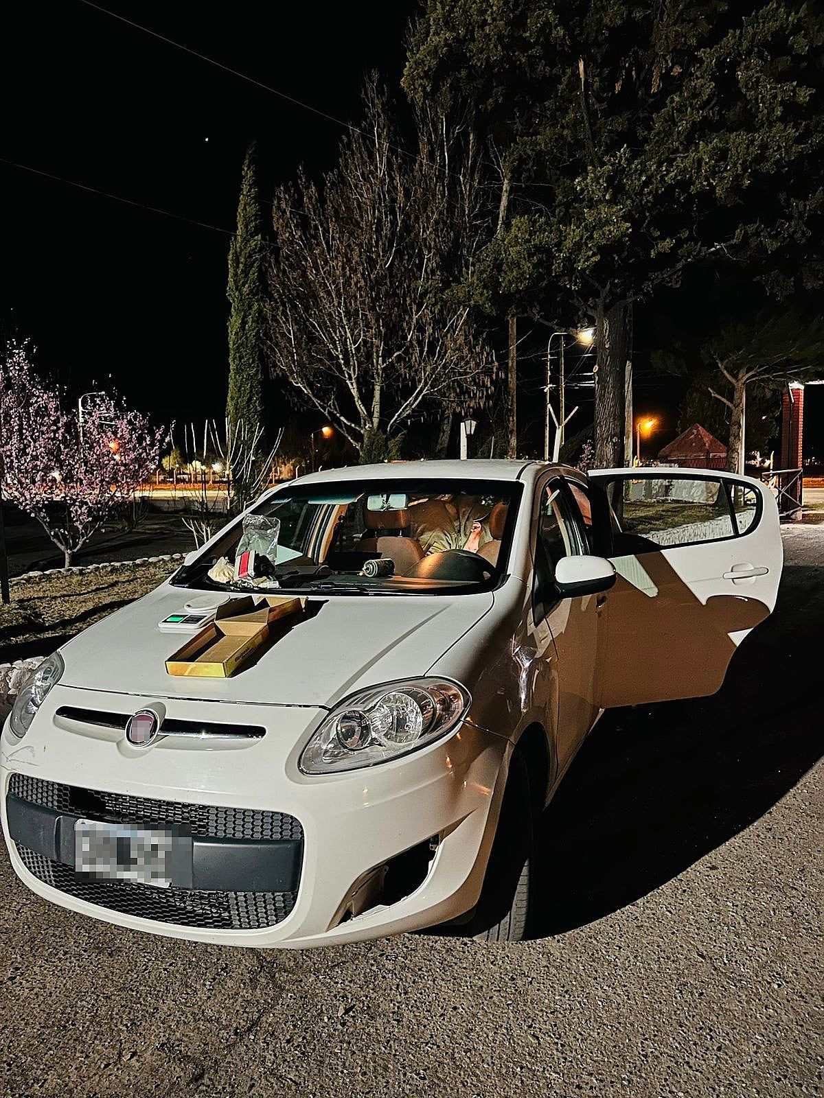El vehículo en el que tres sujetos llevaban cocaína a Las Leñas. Gentileza Gendarmería Nacional.