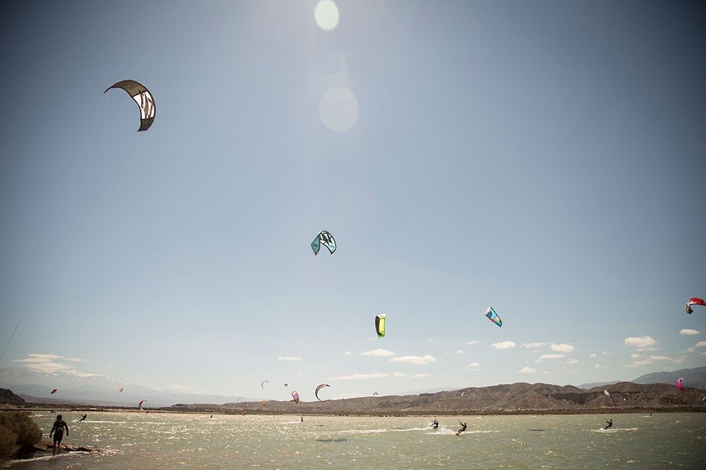 A pocos kilómetros de la ciudad de San Juan, el dique de Ullum es escenario ideal para tomar clases o hacer windsurf y Kitesurf disfrutando de un en paisaje de gran belleza.