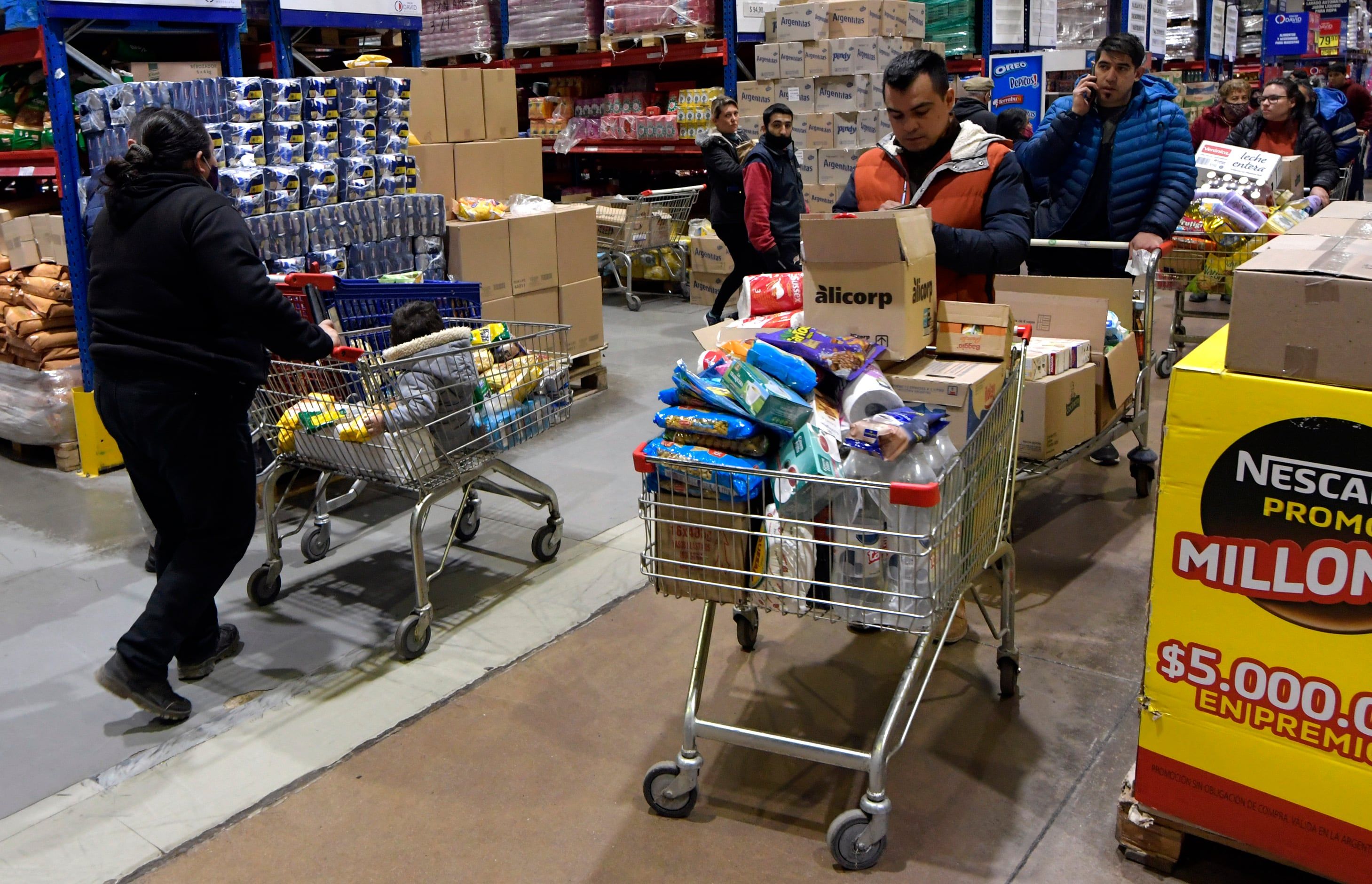 04 Julio 2022. Mendoza Economía Incremento en ventas en supermercados y Mayoristas Por la inflación, aumentaron  las ventas en los supermercados y mercados mayoristas, según informó el Instituto Nacional de Estadística y Censos (Indec Inflación sin freno: hubo un fuerte aumento de la compra de alimentos en mercados y supermercados En la foto, el Mayorista Oscar David. Foto: Orlando Pelichotti / Los Andes