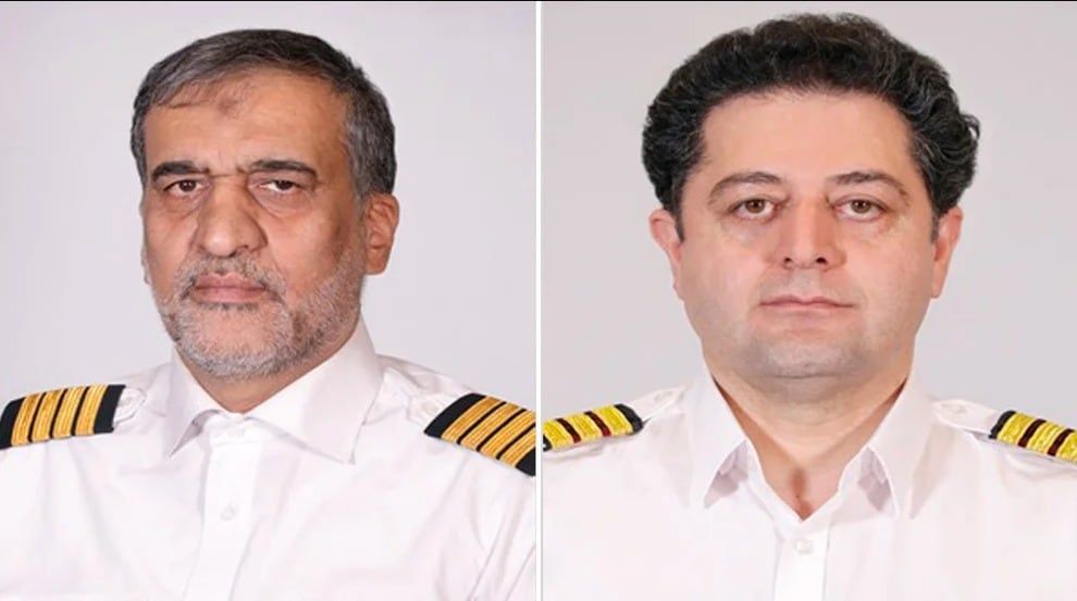 Gholamreza Ghasemi (izquierda), el piloto de la aeronave retenida en Ezeiza, junto al copiloto (Gentileza / Infobae)