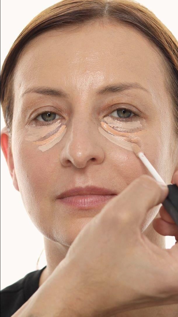 Existen miles de fórmulas: algunos correctores son livianos, otros más pesados, más o menos cubritivos y con textura polvosa o efecto “gel”.