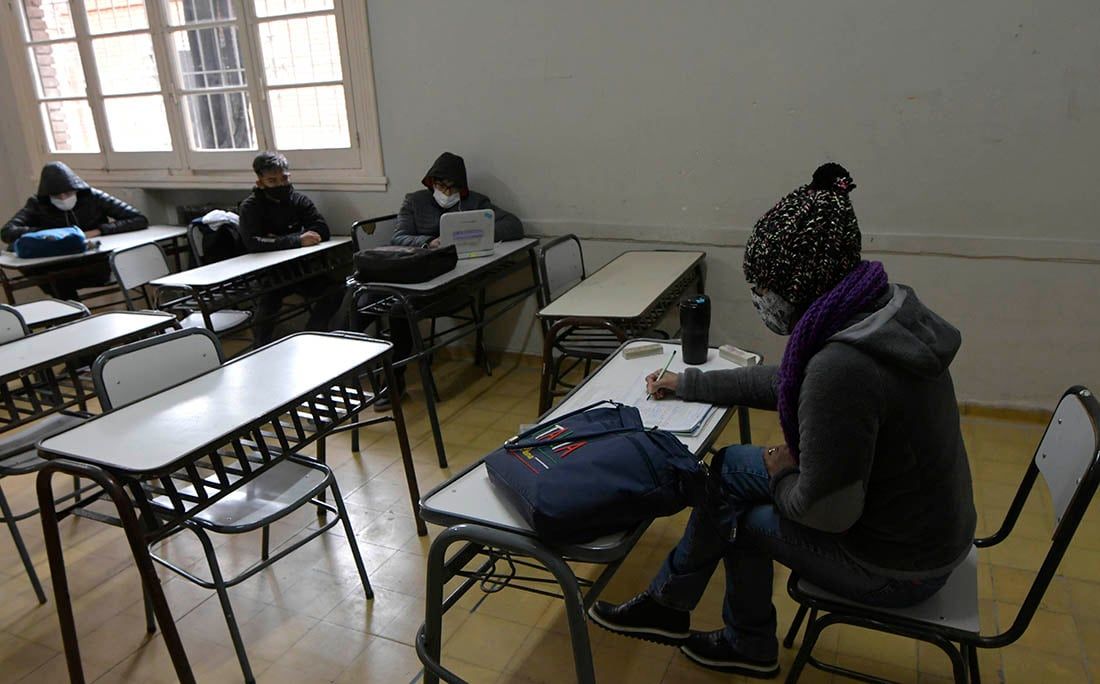A pesar de las bajas temperaturas los chicos siguen en las aulas. En la escuela Infanta Mendocinas los alumnos estudian con distancia social.