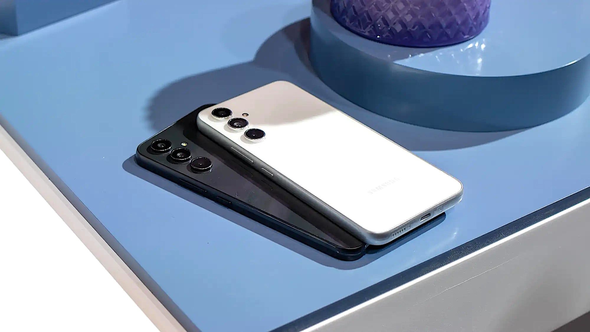 El Samsung Galaxy A54 5G es el más caro de los teléfonos gama media premium pero también uno de los más populares y con las mejores cámaras.